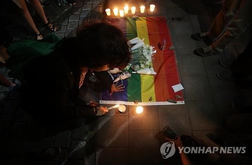 홍대입구역서 '올랜도 테러' 추모행사…"희생자 애도" - 2