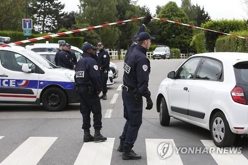 'IS 충성' 테러범 프랑스 경찰 부부 살해…올랑드 "테러위험 커"(종합3보) - 3