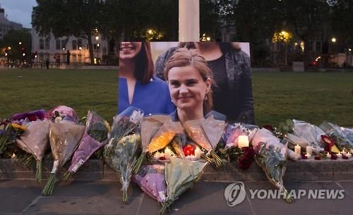 주민과의 만남 나선 英초선의원에 대낮총격…순식간에 아수라장 - 2