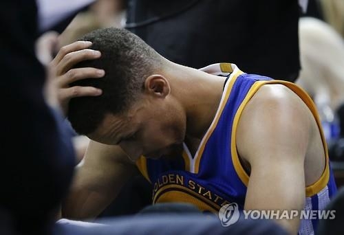 < NBA> 커리는 구설수, 이궈달라 부상… 최악의 골든스테이트 - 2