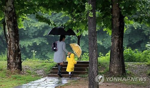 충북 흐리고 비…무더위 이어져 - 2