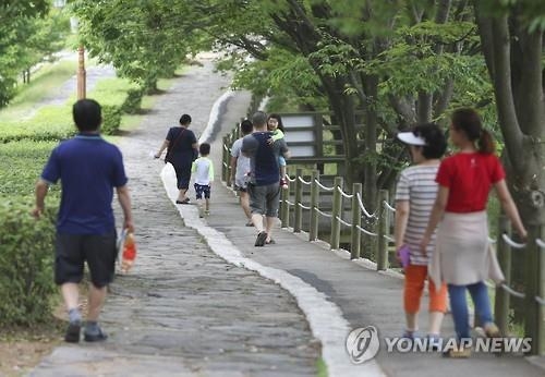 흐리고 무더운 주말…충북 곳곳 피서객 '북적' - 2