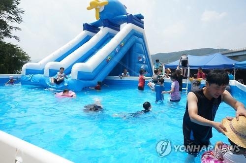 잠시 벗어난 장마 영향권…바다·계곡에 '피서 인파' - 4