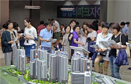 "내집 장만에 더위가 대수랴"…전국 견본주택 '북적' - 2