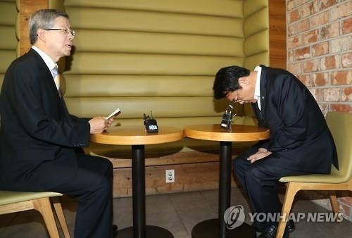 '헌법수첩' 들고 나온 김희옥…"이건 민주주의가 아니다" - 4