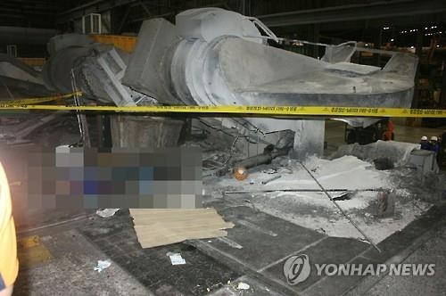 공장서 2t짜리 용해로 부속설비 떨어져 근로자 4명 사상(종합2보) - 2