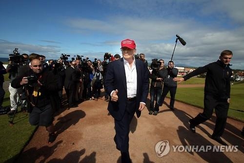 트럼프, 브렉시트 투표 직후 스코틀랜드 방문…현지 민심 '싸늘' - 3