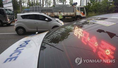 50대女 음주단속 피해 도주하다 가로수 '쾅'…동승자 부상 - 2