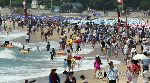 '장마 주춤·무더위 기승' 6월 마지막 휴일 바닷가에 '풍덩' - 2