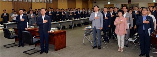 단식 후 첫 출근 이재명 "더 치열하게 싸워야" - 2