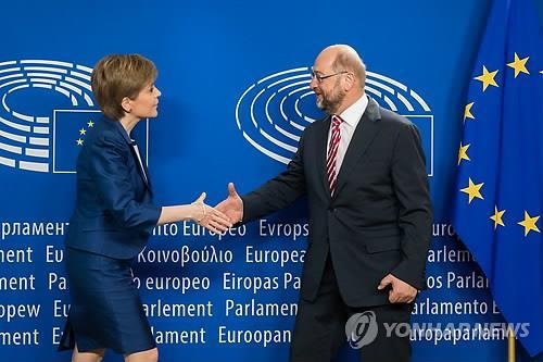 <브렉시트> EU잔류 추진 스코틀랜드 수반 '빈손'…스페인·佛 협상반대(종합2보) - 2