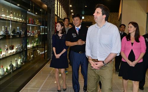 리퍼트 美 대사, 무학 주류박물관 '굿데이뮤지엄' 방문 - 2