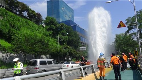 강변북로 지하 배수관 파열…50분간 물기둥 치솟아 - 2