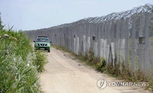 "EU 이상 접어야" 반난민 헝가리 연일 EU집행부 비난…갈등확대 - 2