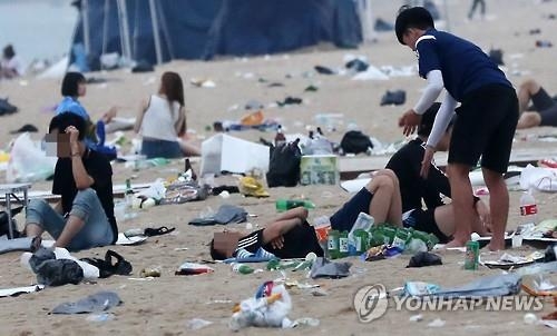 '백사장엔 버려진 양심만'…쓰레기장된 강릉 경포해수욕장 - 4