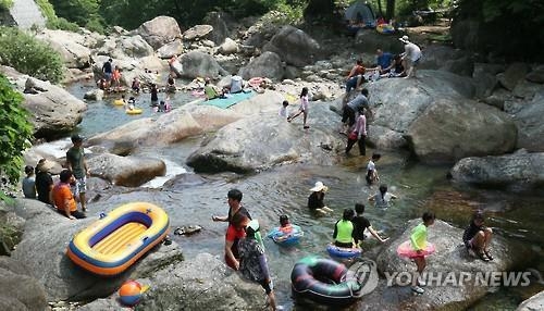 "휴가 다녀오겠습니다∼" 폭염 속 해수욕장·계곡 '인산인해' - 3