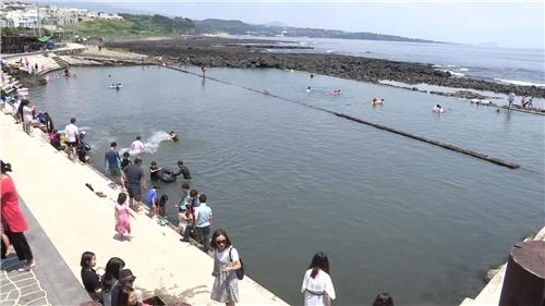 <주말 N 여행> 제주권: '폭염도 머쓱'…차디찬 용천수 솟는 예래 생태마을 축제 - 2