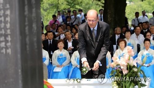 원폭71년…美총영사 히로시마 한인위령비에 정부대표로 헌화 - 2