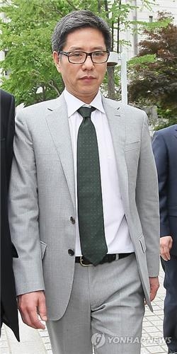 담철곤 오리온 회장, 전직 임원들과 소송전 - 2