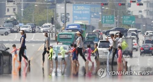 "너무 덥다" 전북 7개 시·군 '폭염주의보→경보' 대치 - 2