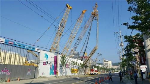 포항 오피스텔 공사장 크레인 기울어…교통 통제 - 2