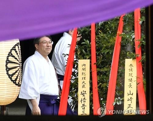 "아베, 8월15일에 야스쿠니신사 참배 대신 공물료 낼듯" - 2