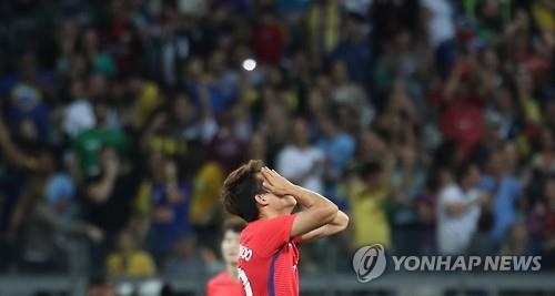 <올림픽> 해도 해도 너무한 온두라스 침대축구…"스치기만 해도 픽픽" - 2