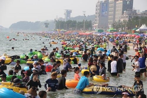 막바지 피서객…전국 해수욕장·워터파크 '인산인해' - 2
