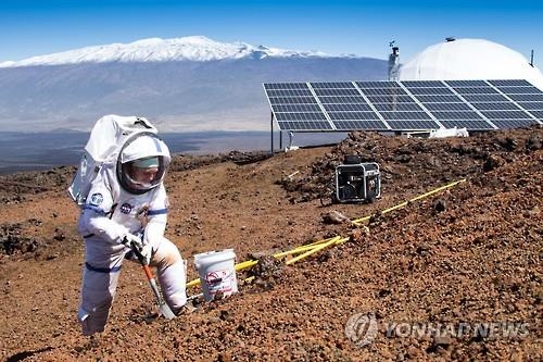 우주복 입고 외출…하와이 산기슭의 1년간 '가상 화성생활' - 2