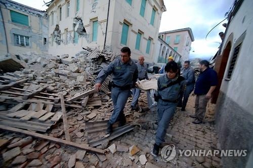이탈리아 산골 덮친 지진악몽…마을절반 사라지고 최소10명 사망(종합) - 4