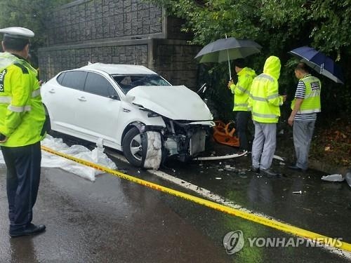 사고 현장 감식하는 경찰(대구=연합뉴스) 최수호 기자 = 3일 오전 대구시 달성군 논공읍에서 발생한 고교생 5명 사망 교통사고 현장에서 경찰이 현장 감식을 하고 있다. 2016.9.3