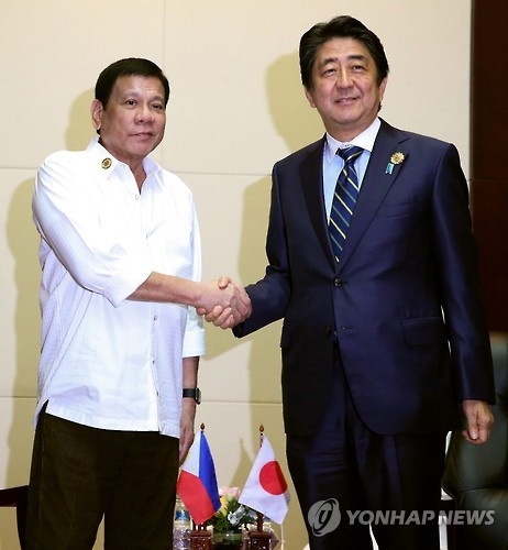 6일 정상회담하는 아베 일본 총리(오른쪽)와 두테르테 필리핀 대통령[EPA=연합뉴스]