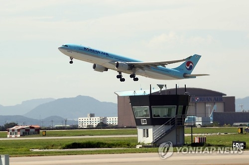 김해공항 활주로 이륙하는 항공기