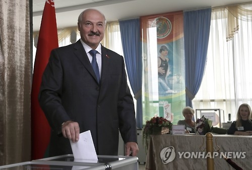 (민스크 AP=연합뉴스) 알렉산드르 루카셴코 벨라루스 대통령이 11일(현지시간) 하원 의원을 뽑는 총선 투표소를 찾아 한표를 행사하고 있다. 2016.09.11