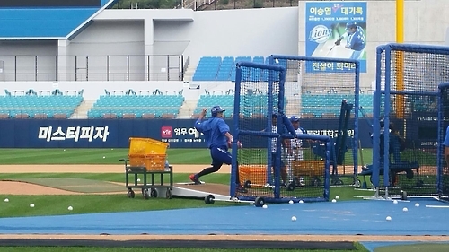 배팅볼 던지는 홈런왕 이승엽