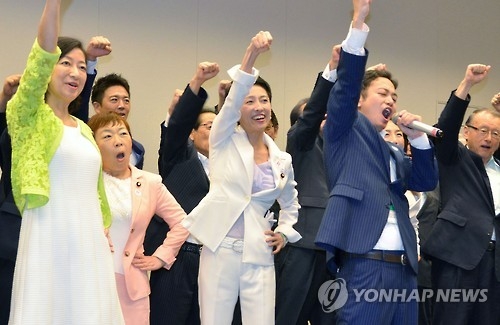(도쿄 교도=연합뉴스) 야권의 대표적 여성 스타 정치인인 렌호(蓮舫·48·중간) 대표대행이 15일 민진당 임시 당대회가 시작되기 전 참가자들과 함께 함성을 지르고 있다. 2016.9.15
