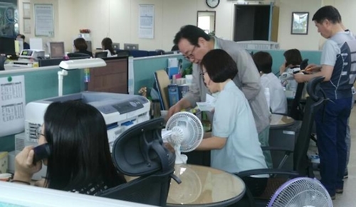 부천시 부과과 재산세 1∼3팀 직원들은 요즈음 재산세 관련 문의 전화를 하루 평균 100여통씩 받아 일과가 끝날 때 쯤에는 녹초가 된다.