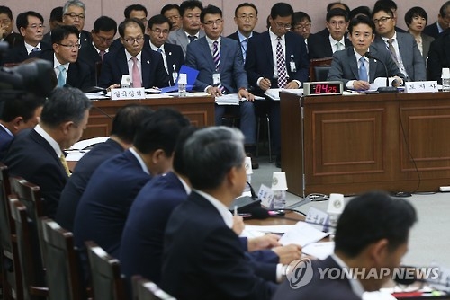 2015년 경기도 국정감사에서 답변하는 남경필 지사