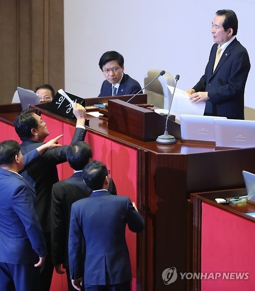 정의장 "해임건의안 처리, 국회법 절차 따랐다" - 1