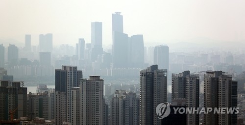 미세먼지 탓에 흐릿해진 서울 도심 하늘