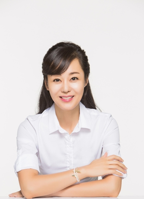 김윤진