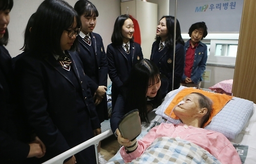김양주 할머니를 찾은 무학여고 학생들
