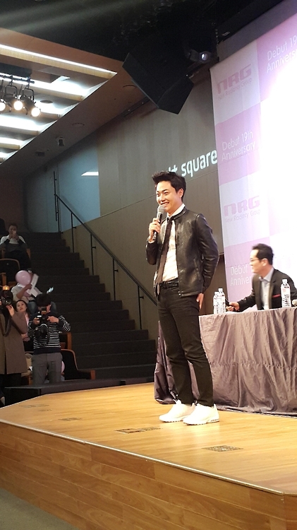 (서울=연합뉴스) 이은정 기자 = 22일 10여년 만의 팬미팅에서 사과하는 NRG 이성진