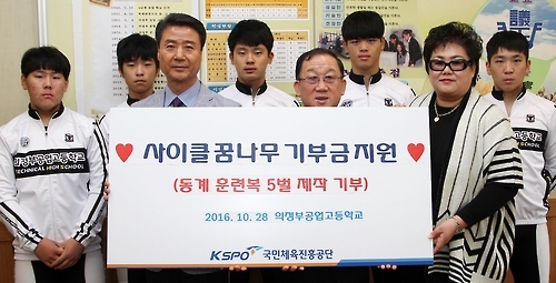 앞줄 왼쪽부터 권동연 경정경륜사업본부 의정부지점장, 김장룡 의정부공고 교장, 이영수 의정부시사이클연맹 회장.