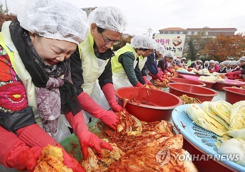 <카메라뉴스> "김장 3만4천㎏ 이웃과 나눠요" - 1