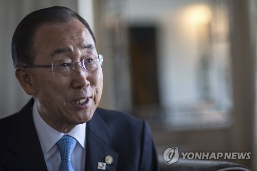 (마라케시<모로코> AP=연합뉴스) 반기문 유엔 사무총장이 16일(현지시간) 유엔기후변화협약 당사국총회(COP22)가 열리고 있는 모로코 마라케시에서 AP통신과 인터뷰를 하고 있다.