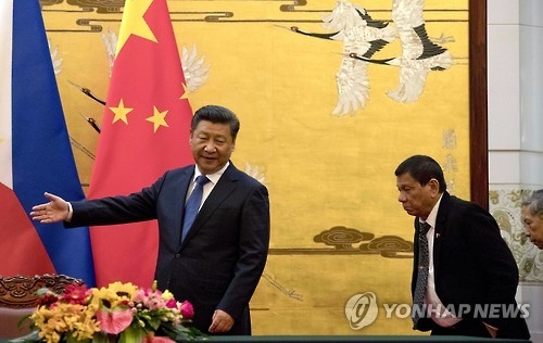 10월 20일 중국에서 정상회담을 한 시진핑 중국 국가주석(왼쪽)과 두테르테 필리핀 대통령[AP=연합뉴스 자료사진]