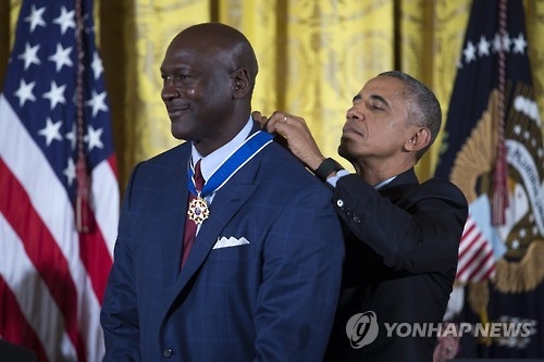 마이클 조던에게 메달 수여하는 버락 오바마 미국 대통령 (EPA=연합뉴스)