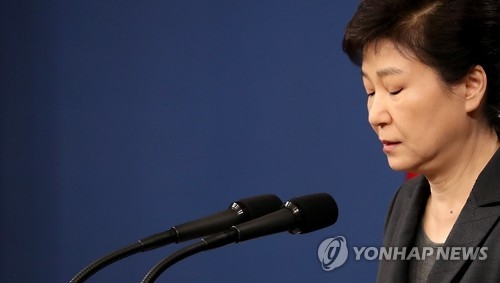 굳은 표정의 박 대통령