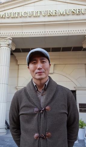서울 은평구 불광동 세계다문화박물관 앞에서 김윤태 관장이 포즈를 취하고 있다.